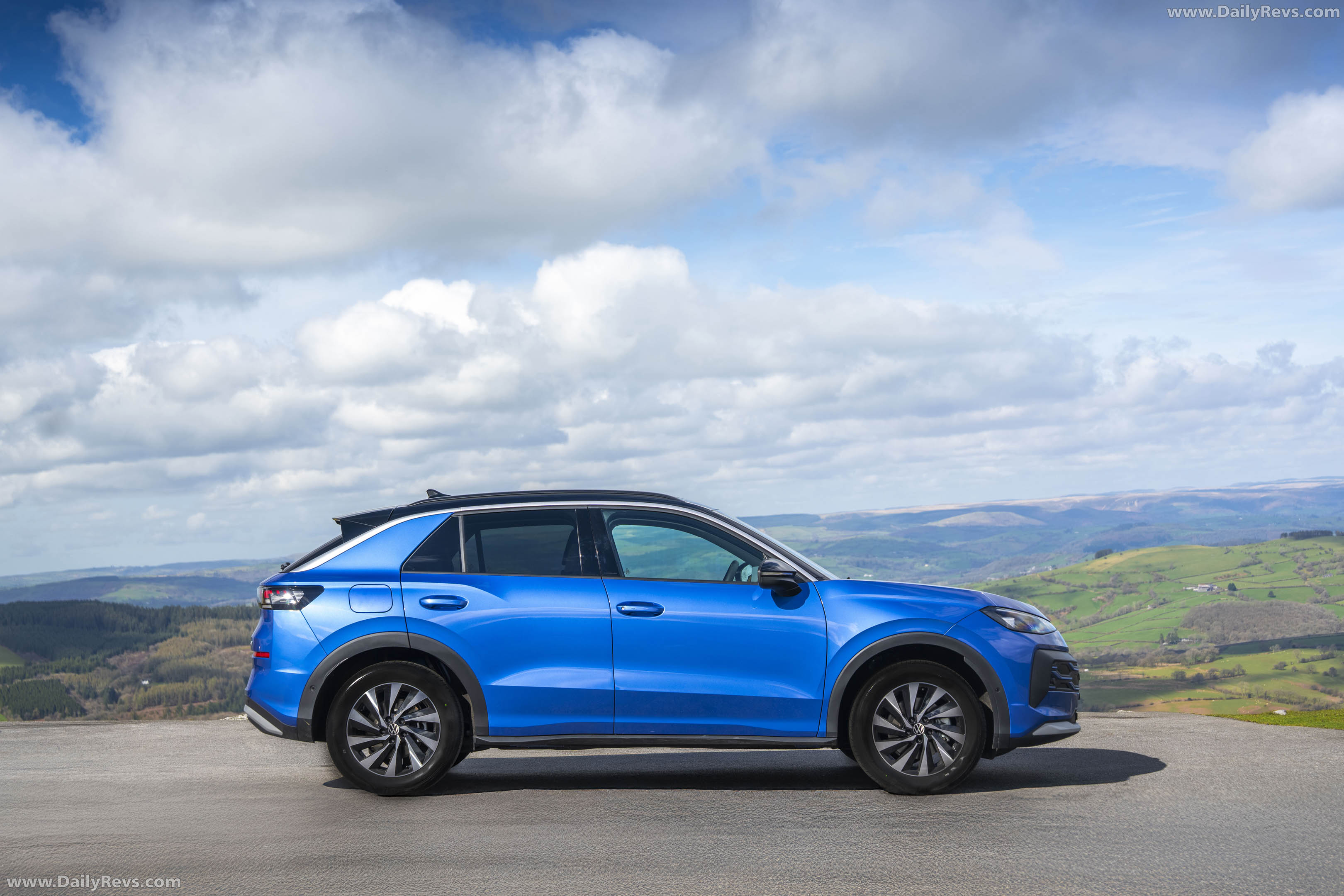 2026 Volkswagen T-Roc Life Side View