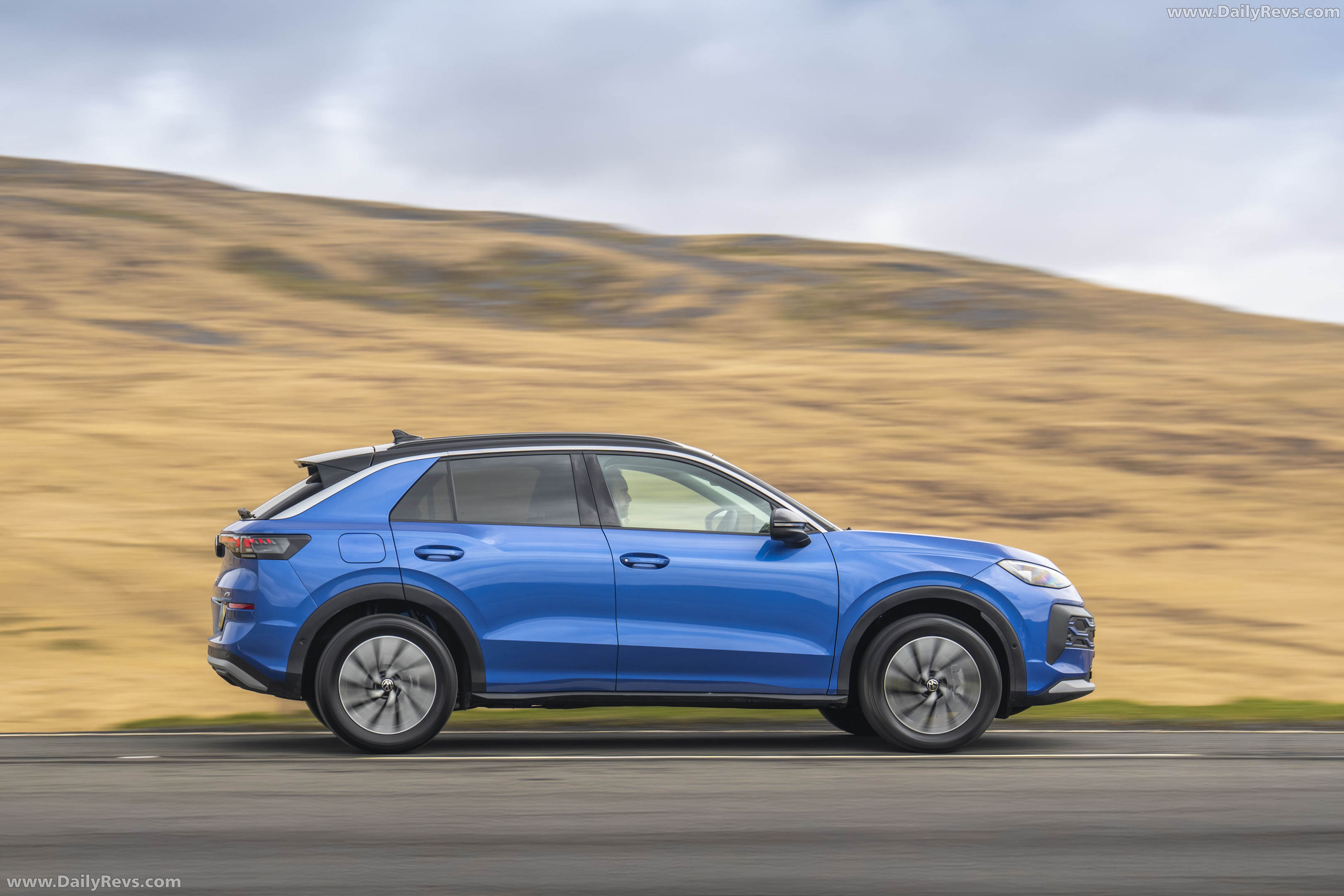 2026 Volkswagen T-Roc Life Side View