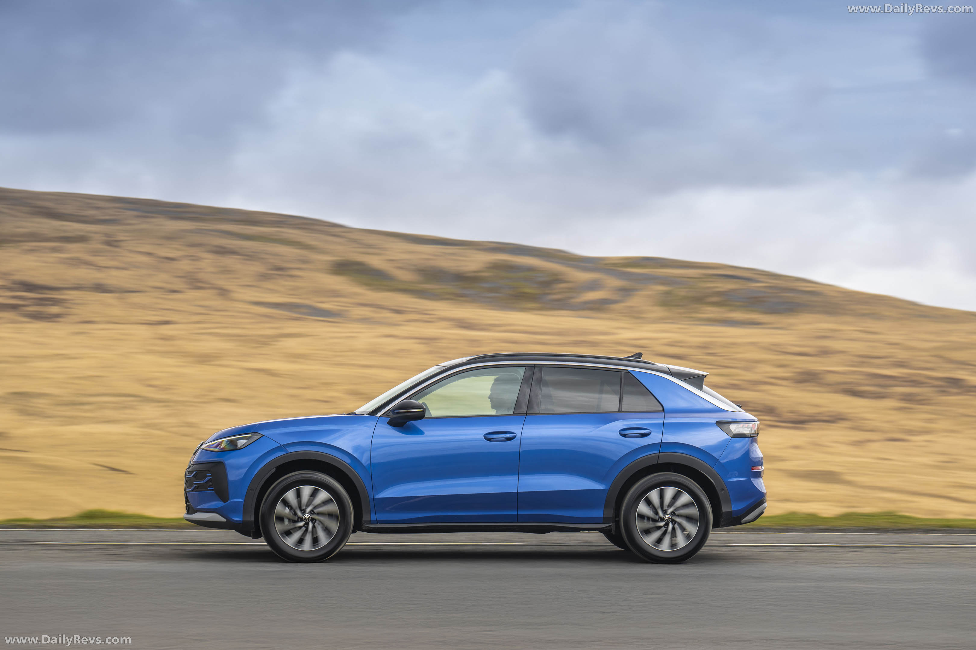 2026 Volkswagen T-Roc Life Side View