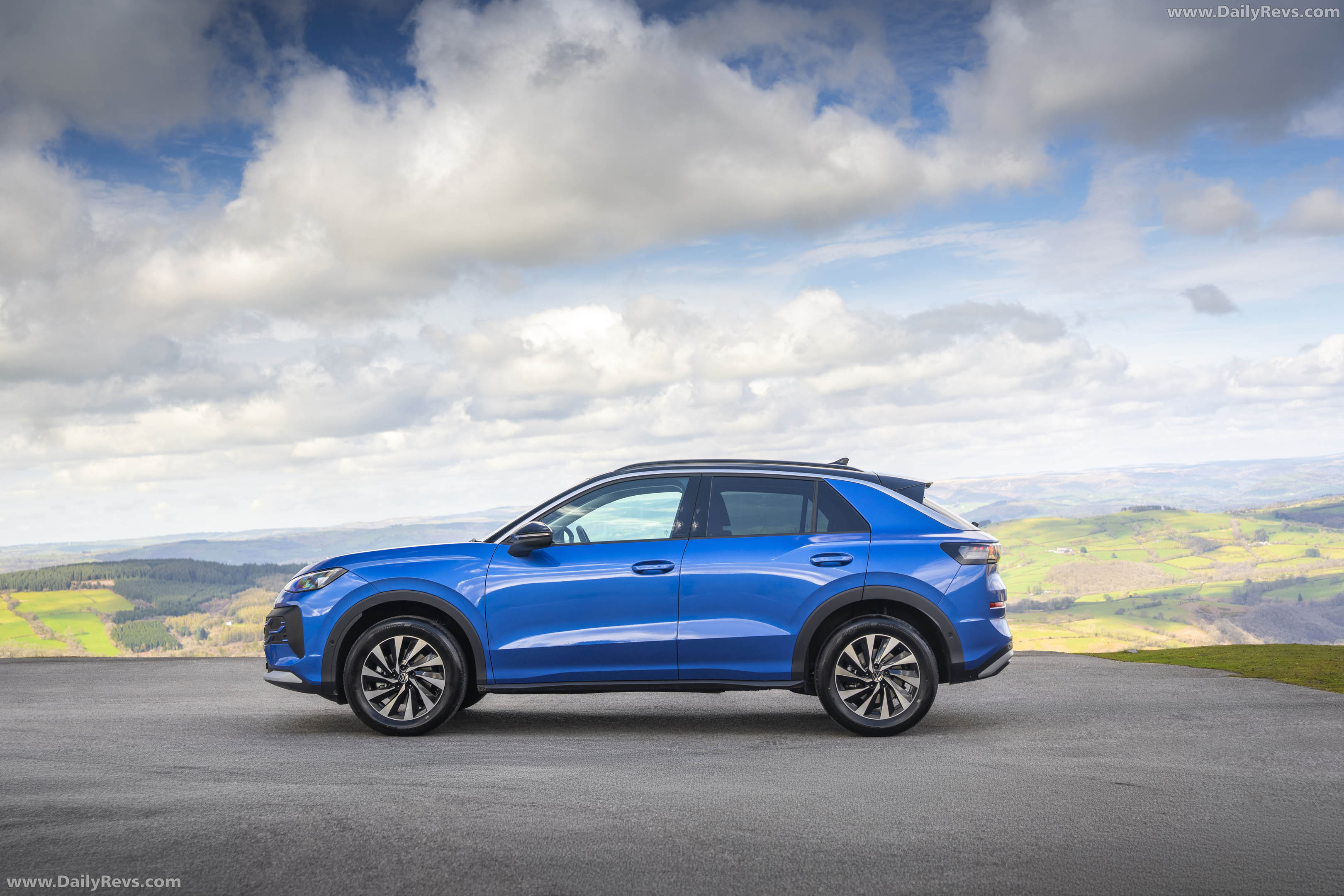 2026 Volkswagen T-Roc Life Side View