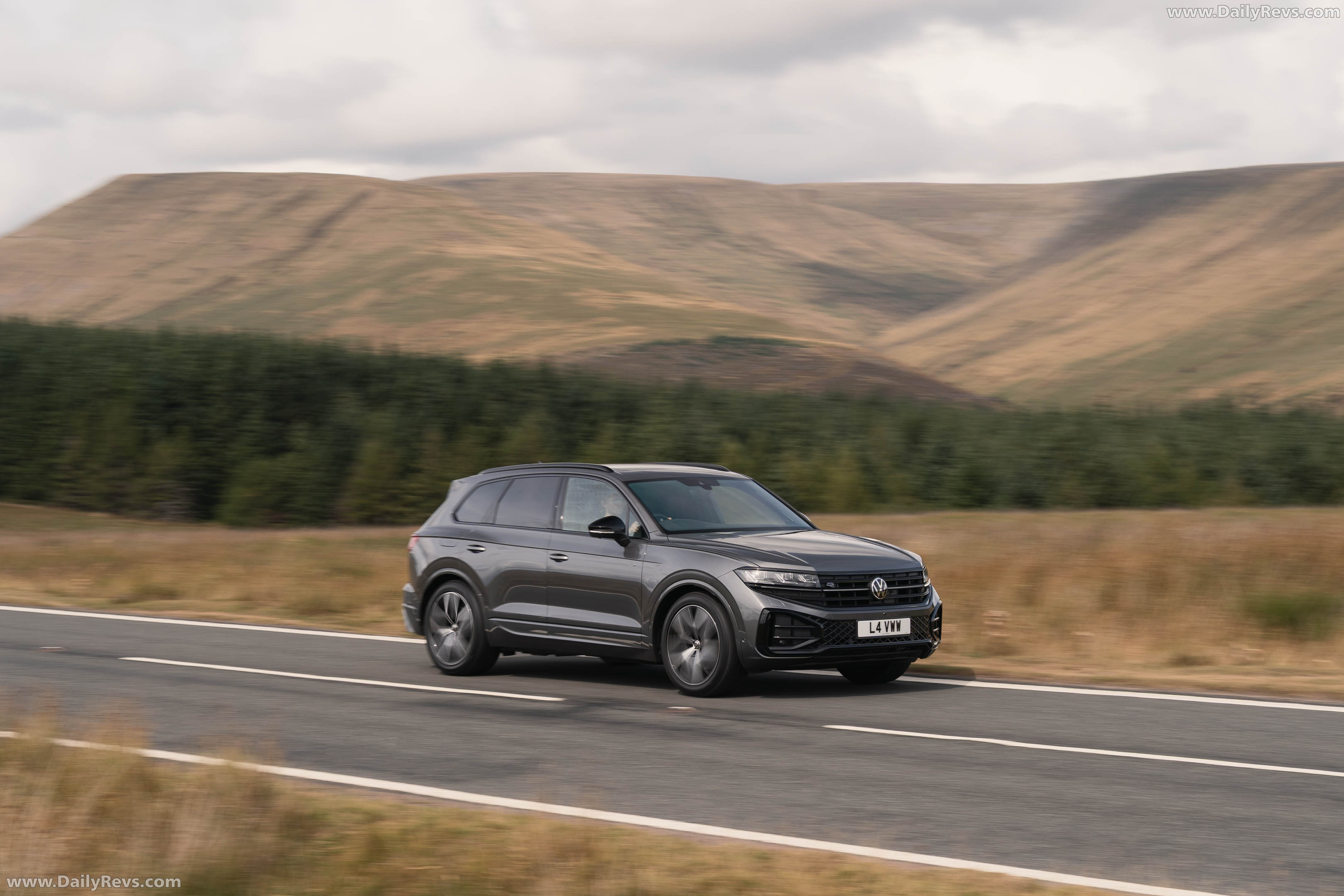 2026 Volkswagen Touareg Final Edition UK Version Front View