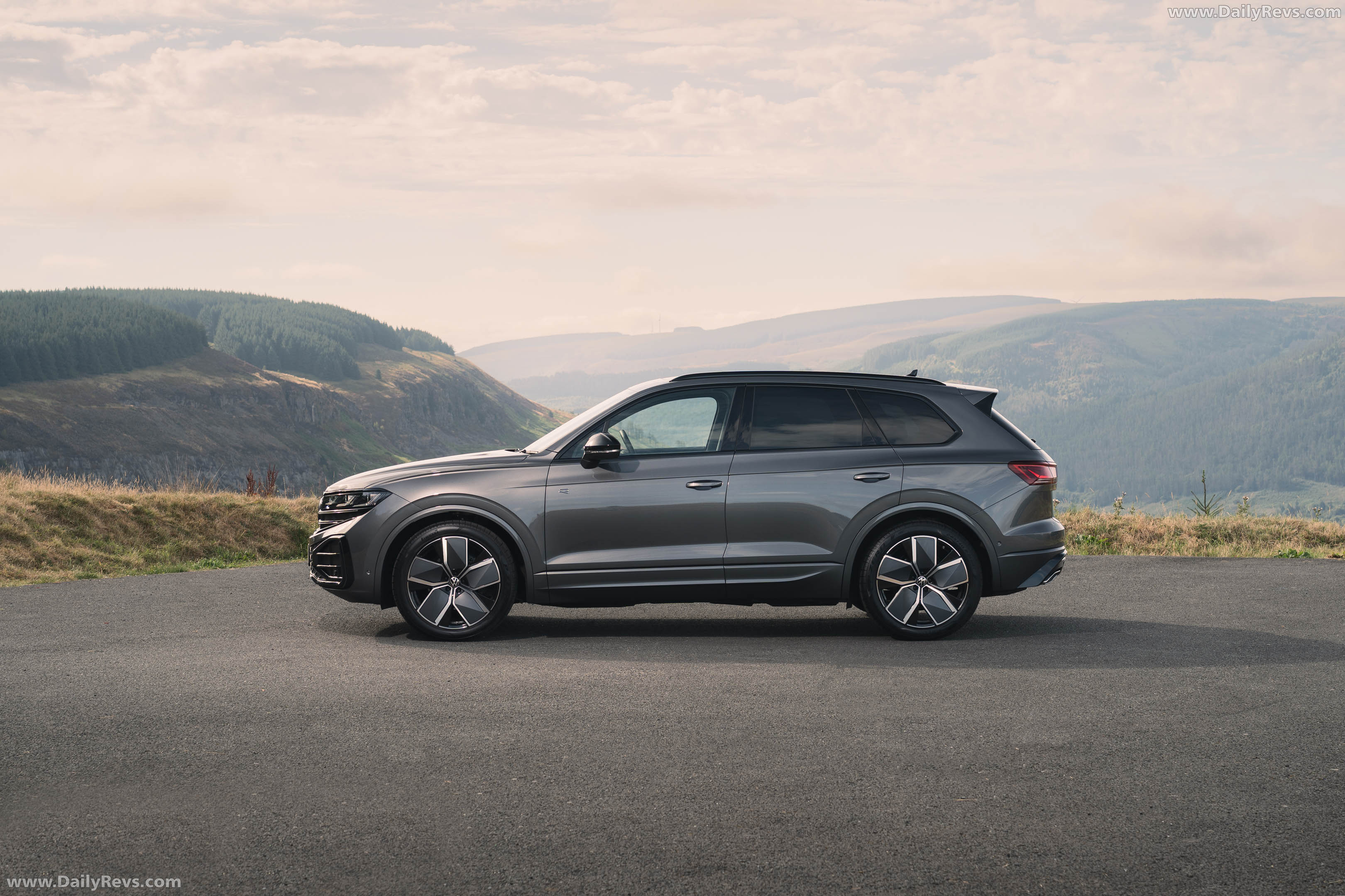 2026 Volkswagen Touareg Final Edition UK Version Side View