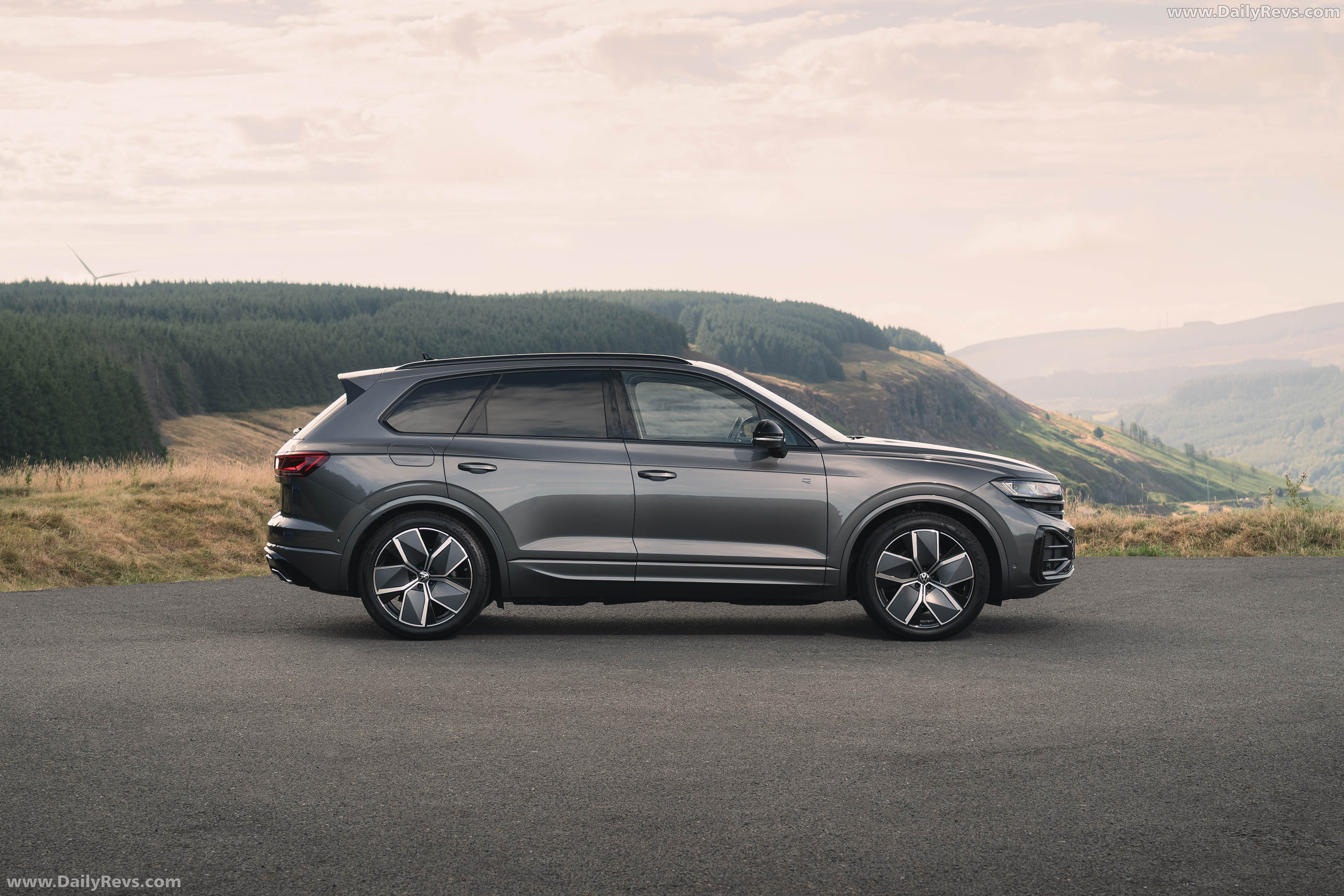 2026 Volkswagen Touareg Final Edition UK Version Side View