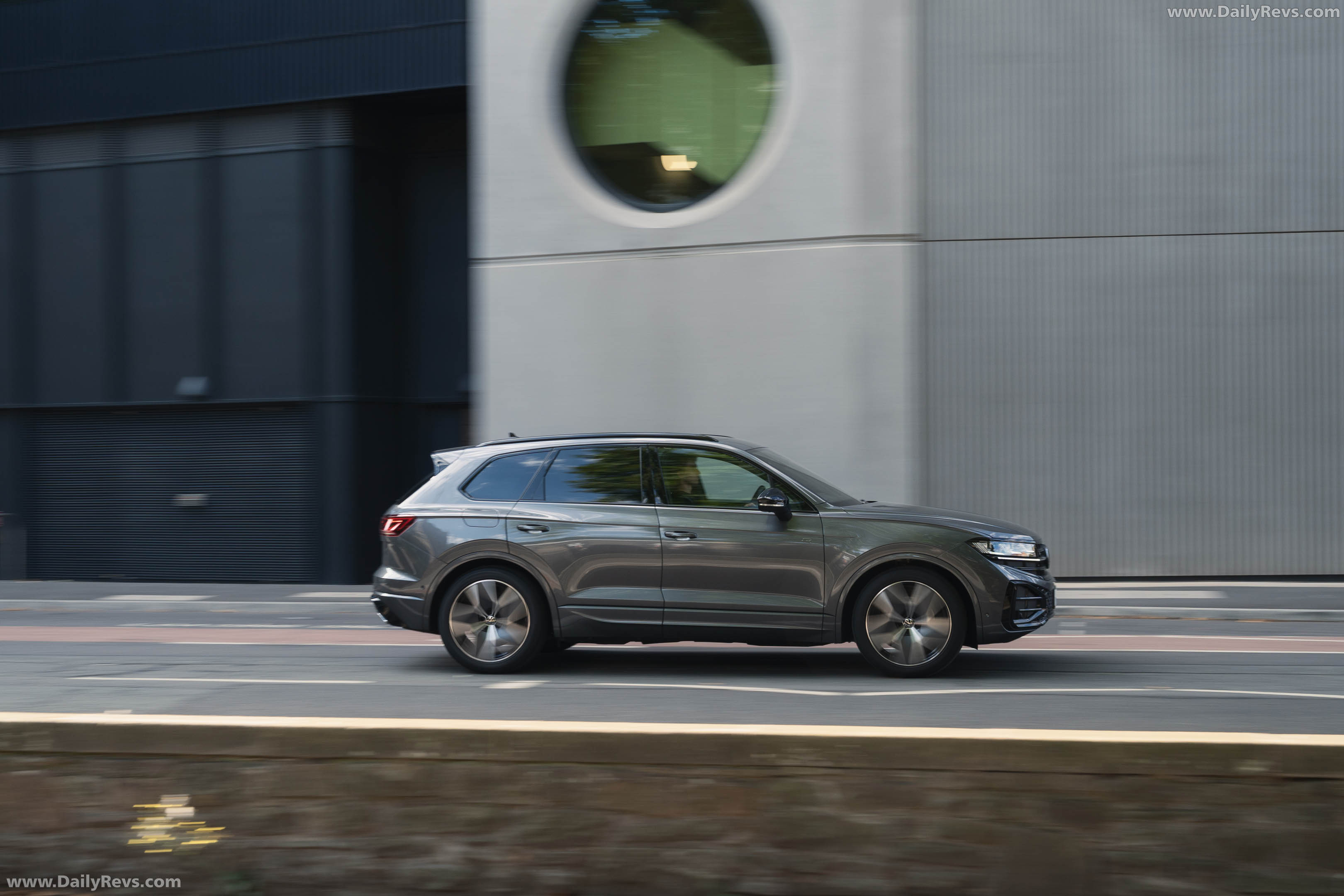 2026 Volkswagen Touareg Final Edition UK Version Side View