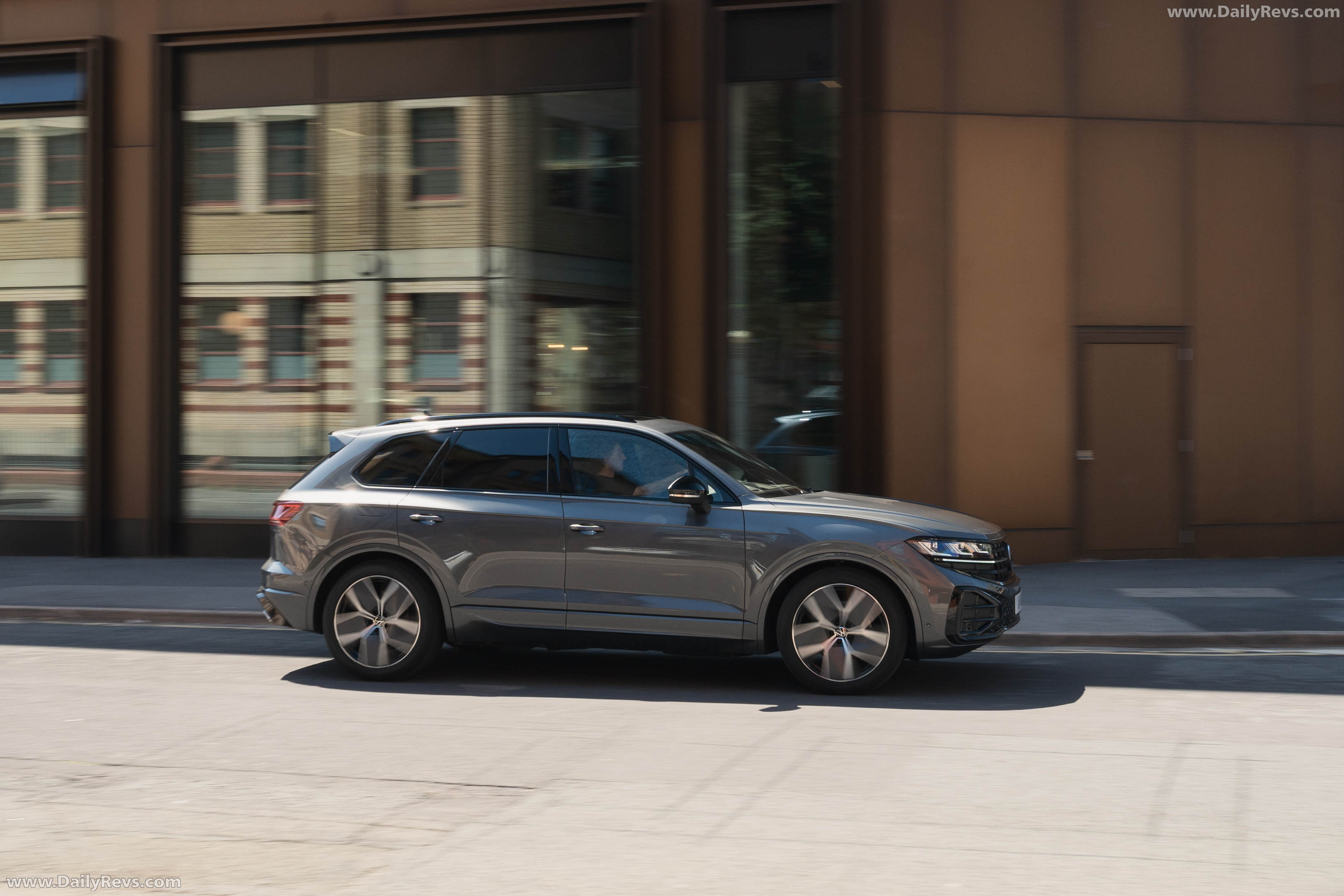 2026 Volkswagen Touareg Final Edition UK Version Side View
