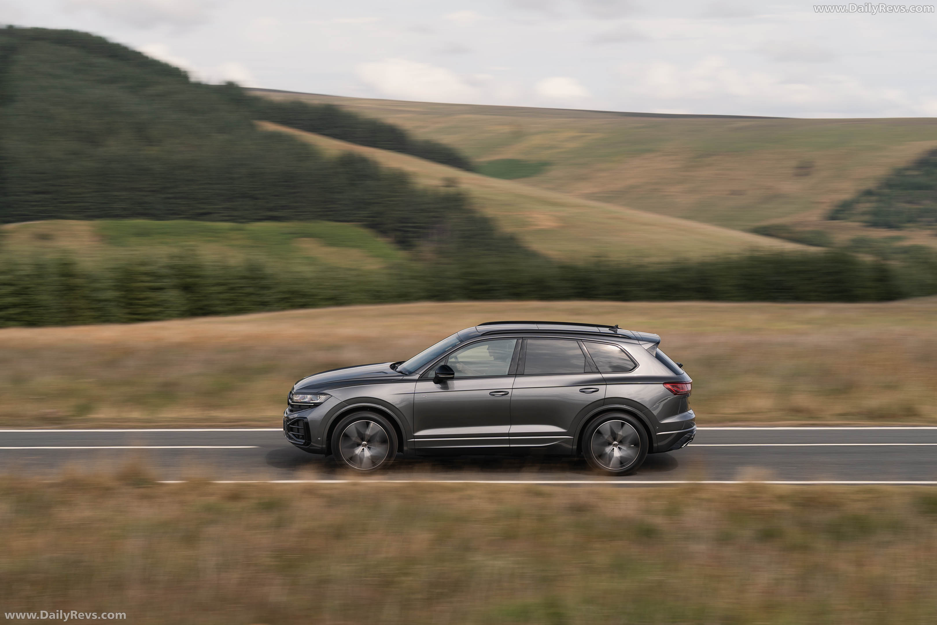 2026 Volkswagen Touareg Final Edition UK Version Side View