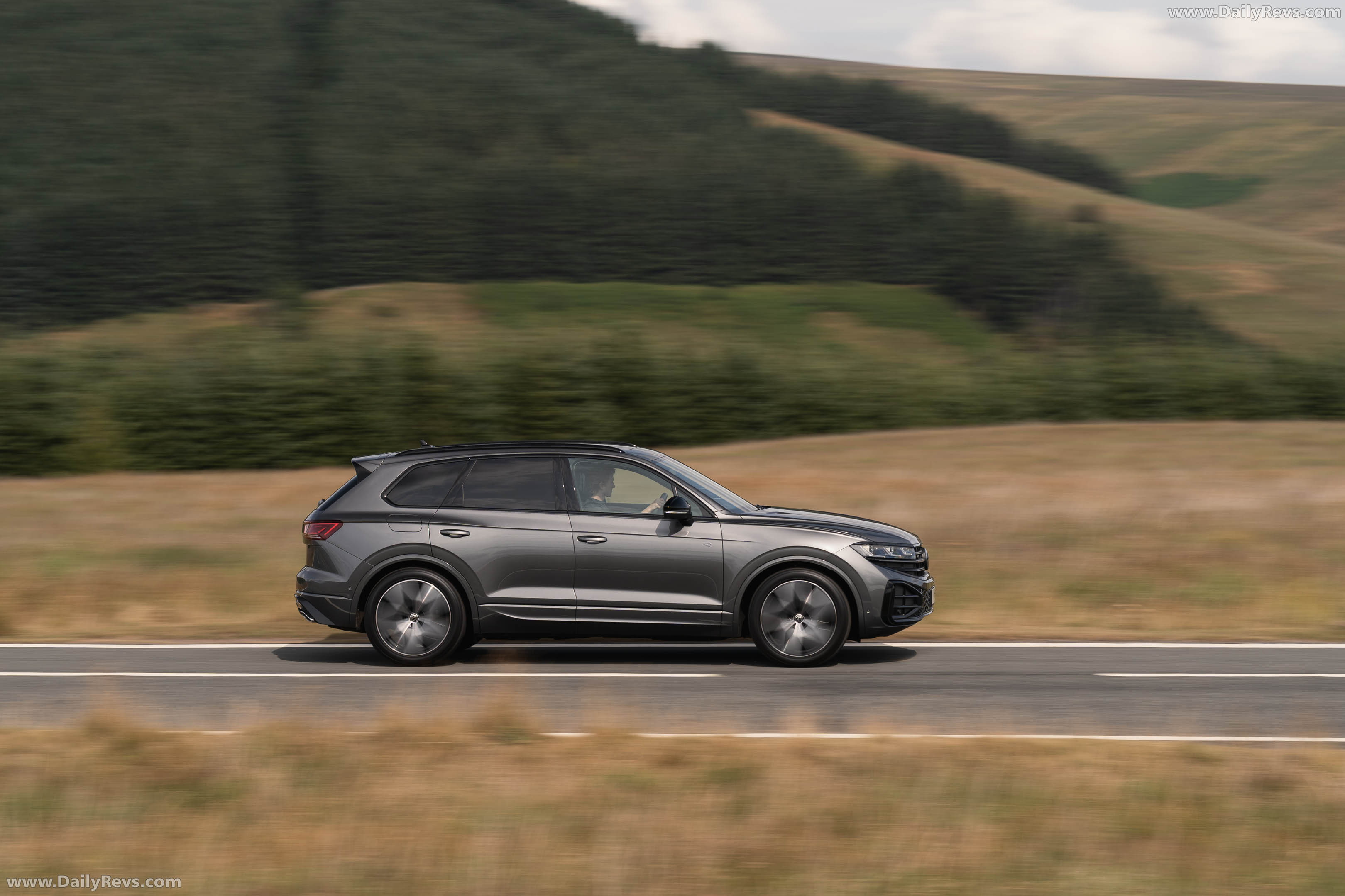 2026 Volkswagen Touareg Final Edition UK Version Side View