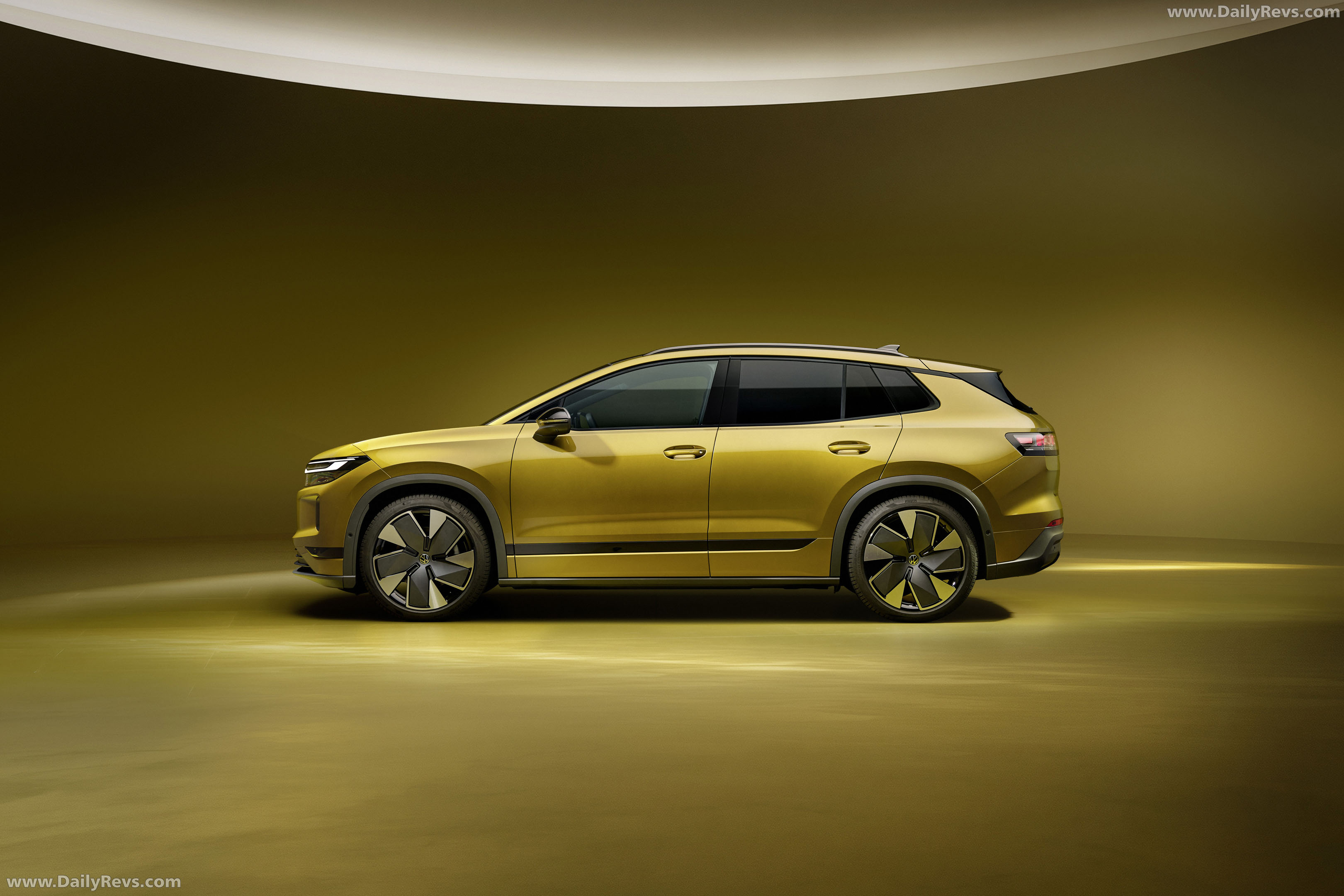 2027 Volkswagen ID. Tiguan Style Side View