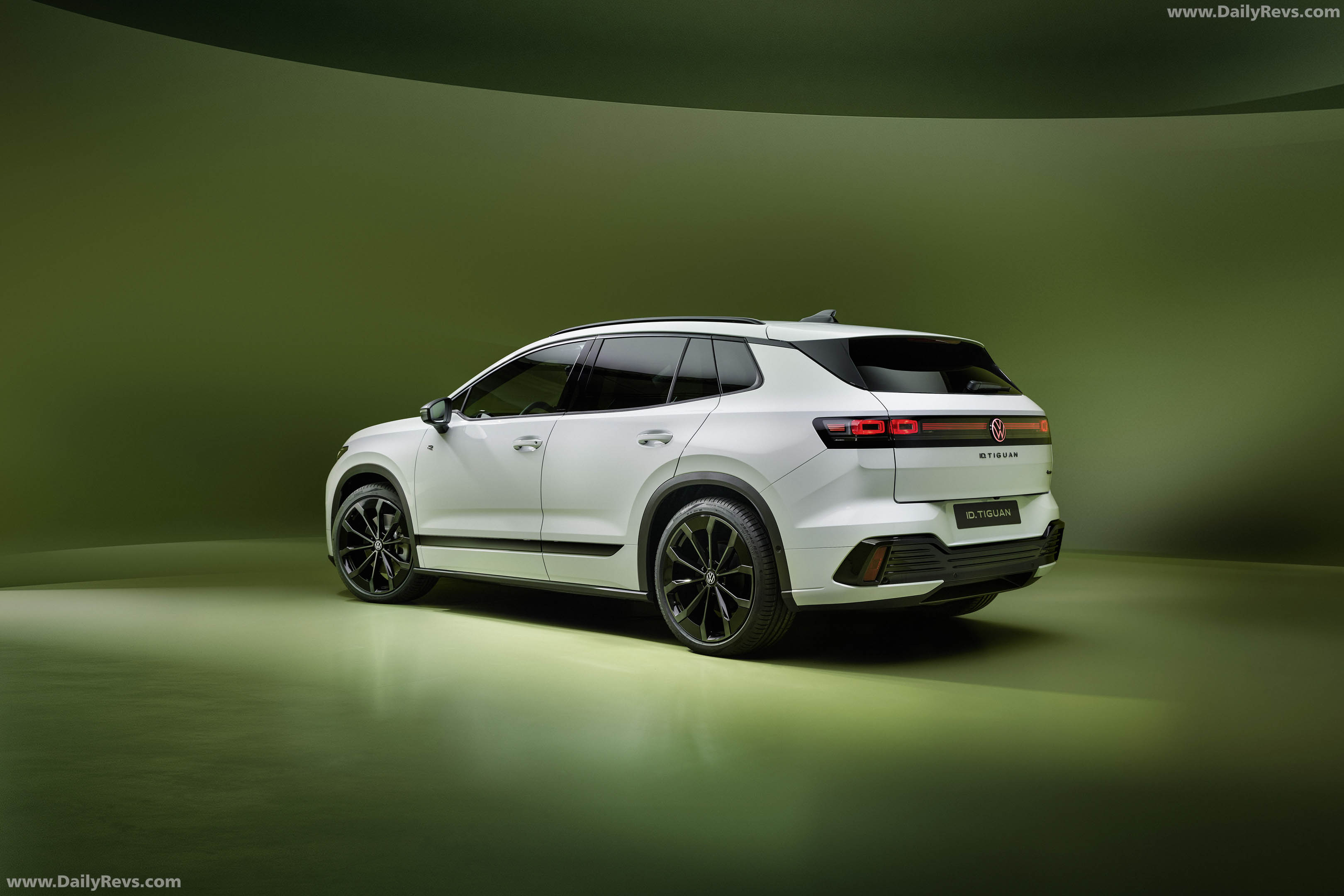 2027 Volkswagen ID. Tiguan R-Line Rear View