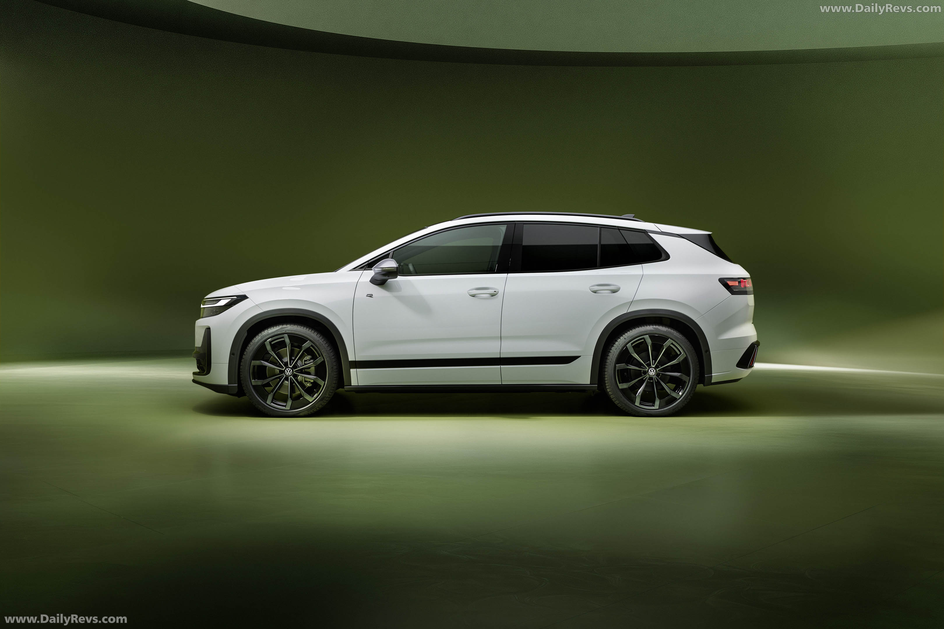 2027 Volkswagen ID. Tiguan R-Line Side View