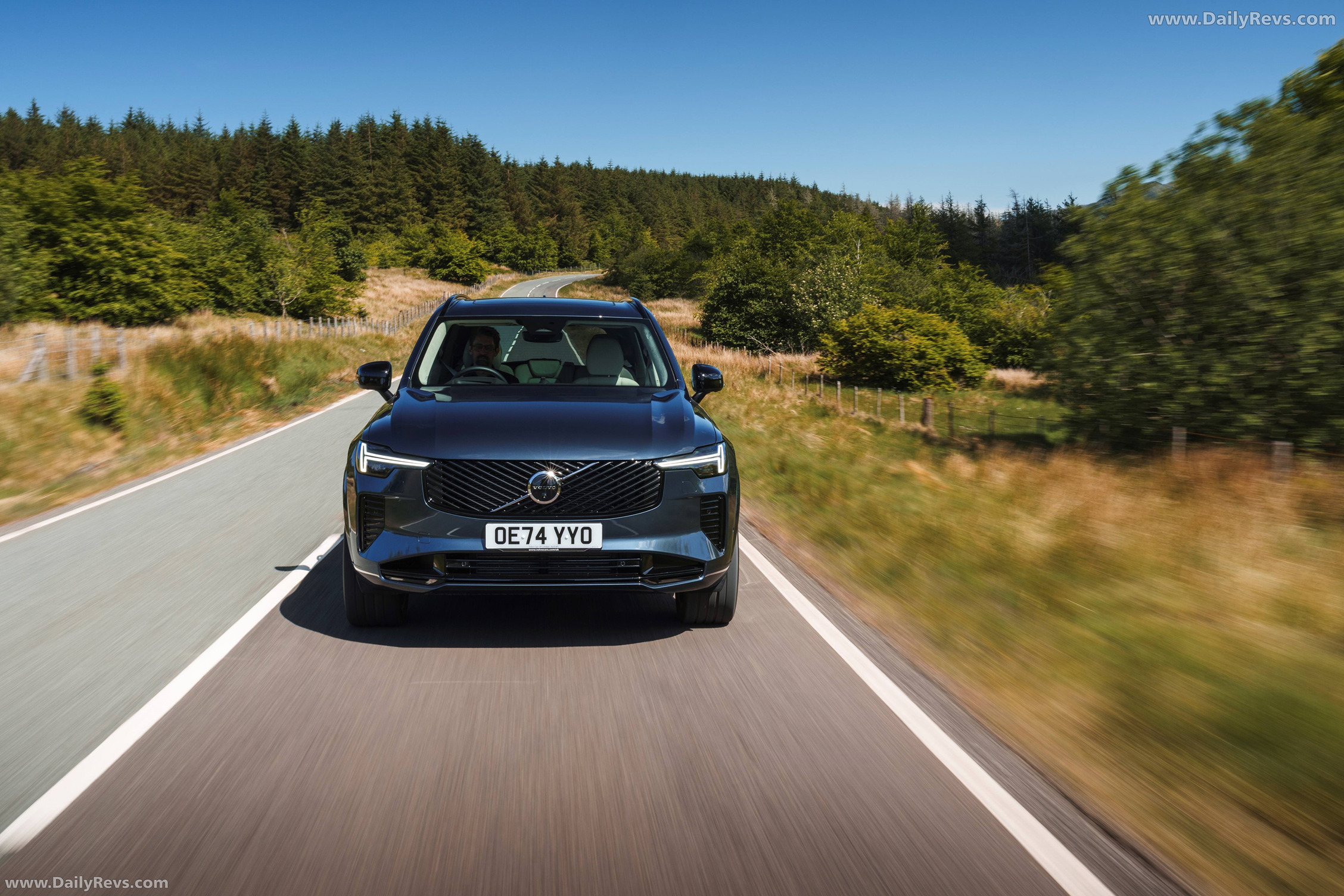 2025 Volvo XC90 T8 Ultra Front View