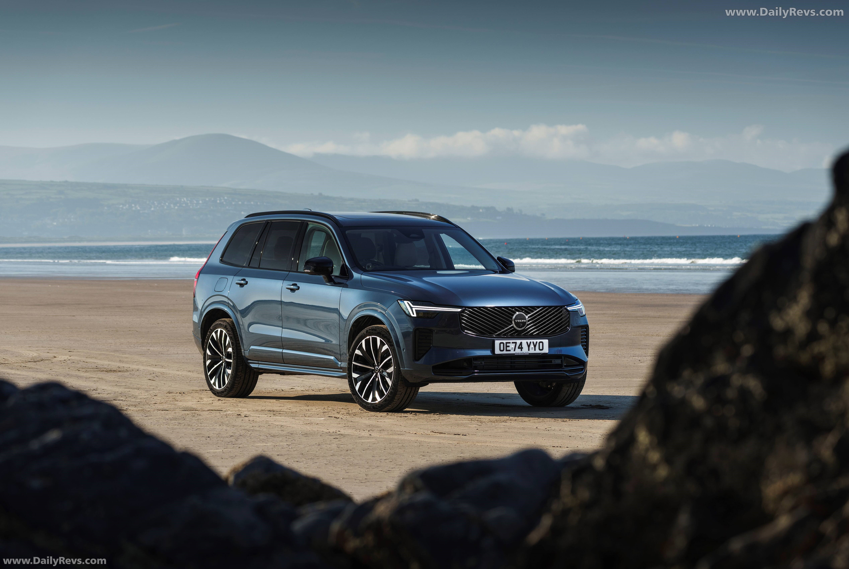 2025 Volvo XC90 T8 Ultra Front View