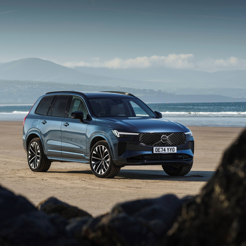 2025 Volvo XC90 T8 Ultra Front View