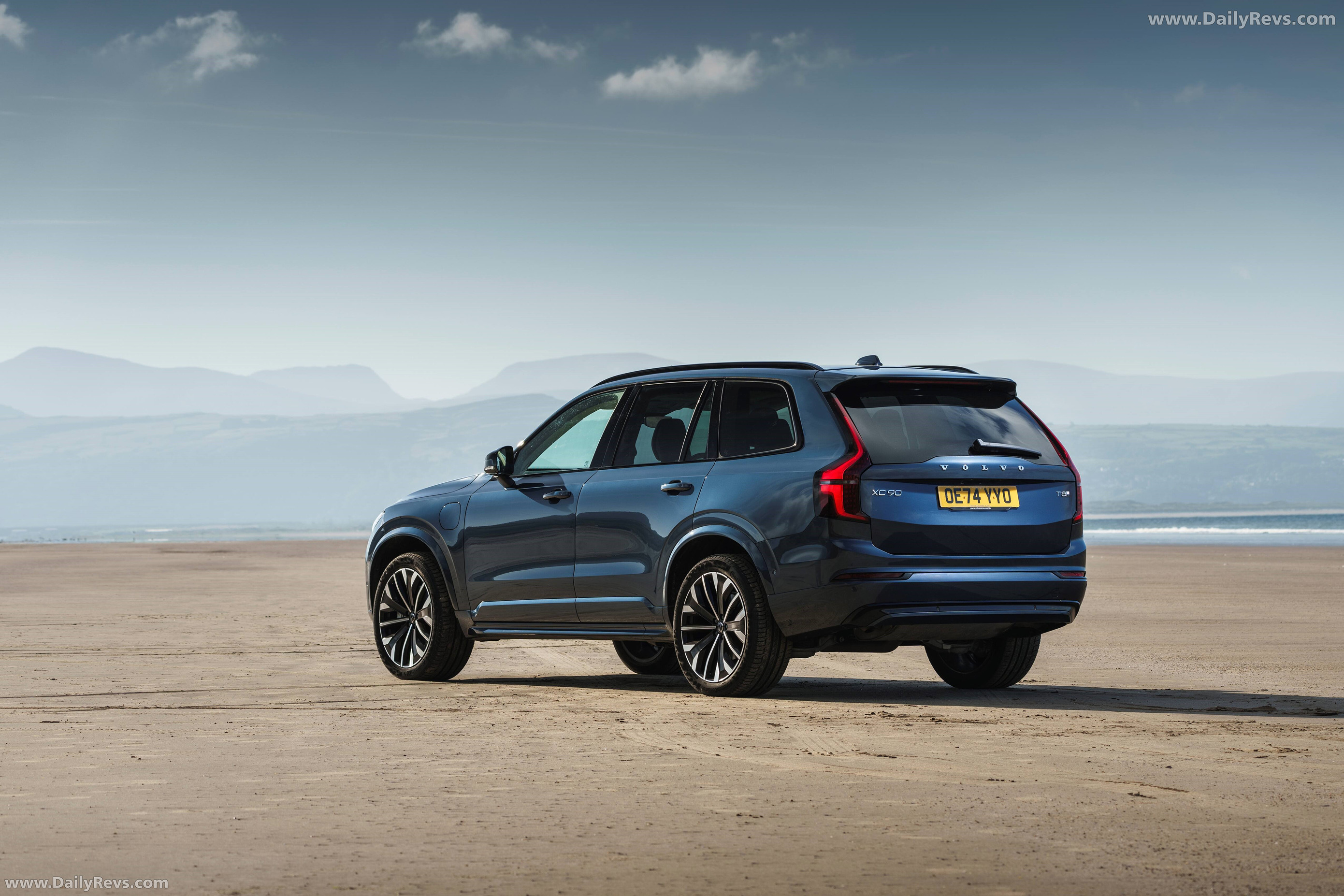 2025 Volvo XC90 T8 Ultra Rear View