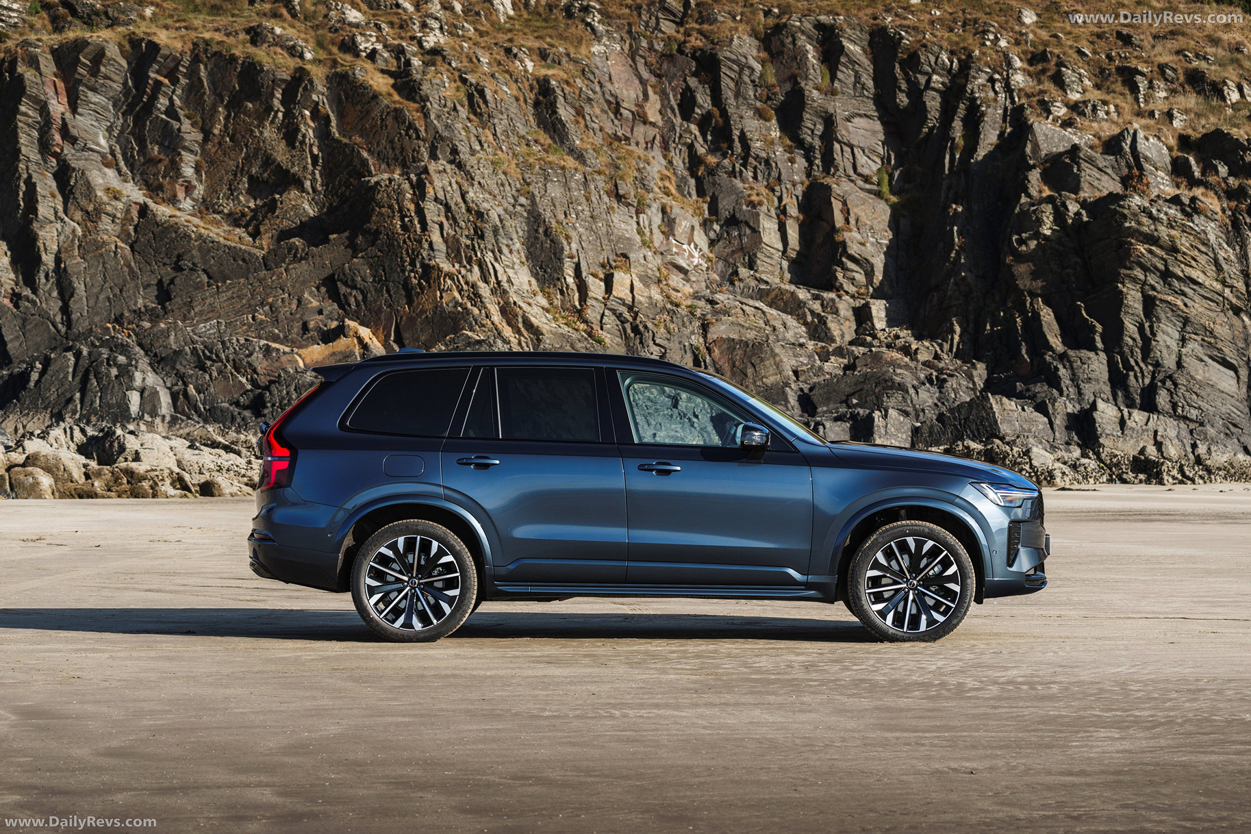 2025 Volvo XC90 T8 Ultra Side View