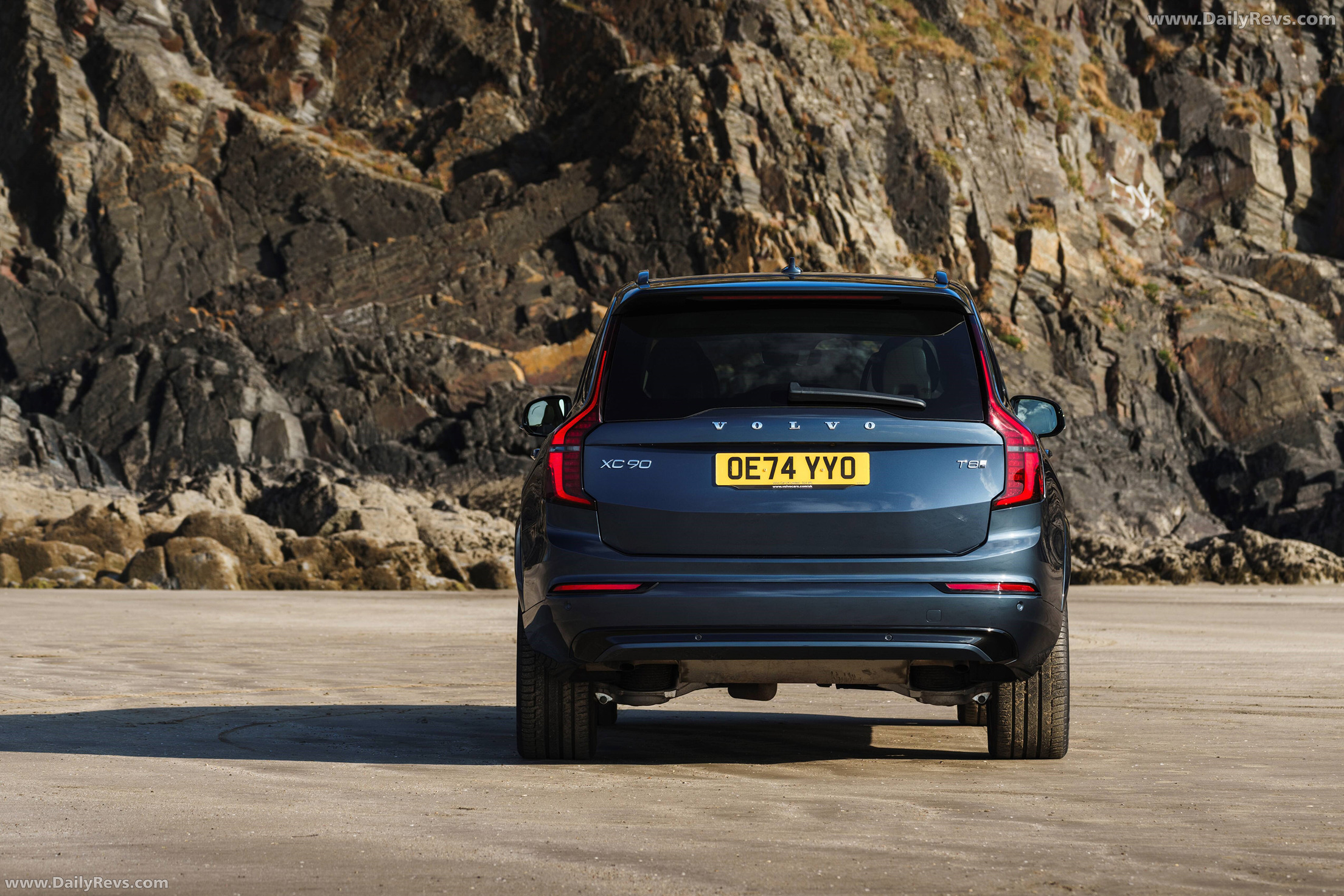2025 Volvo XC90 T8 Ultra Rear View
