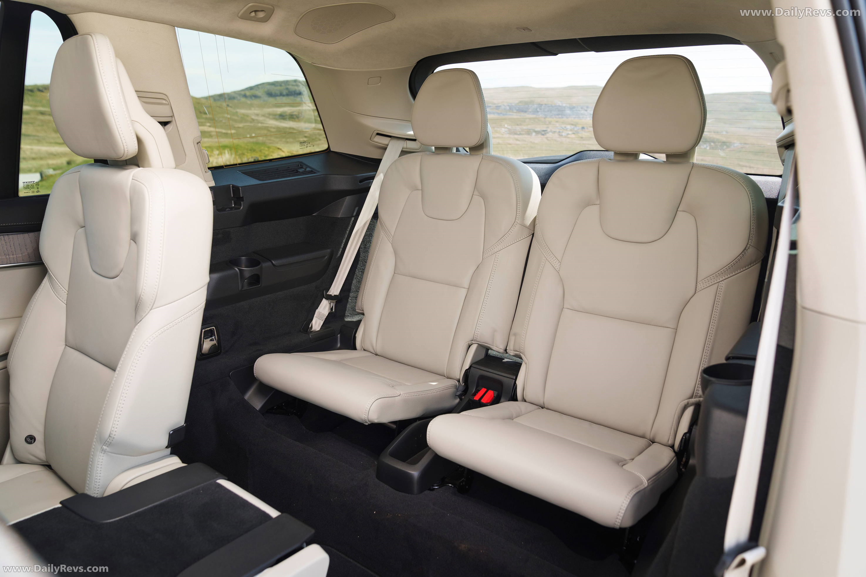 2025 Volvo XC90 T8 Ultra Interior