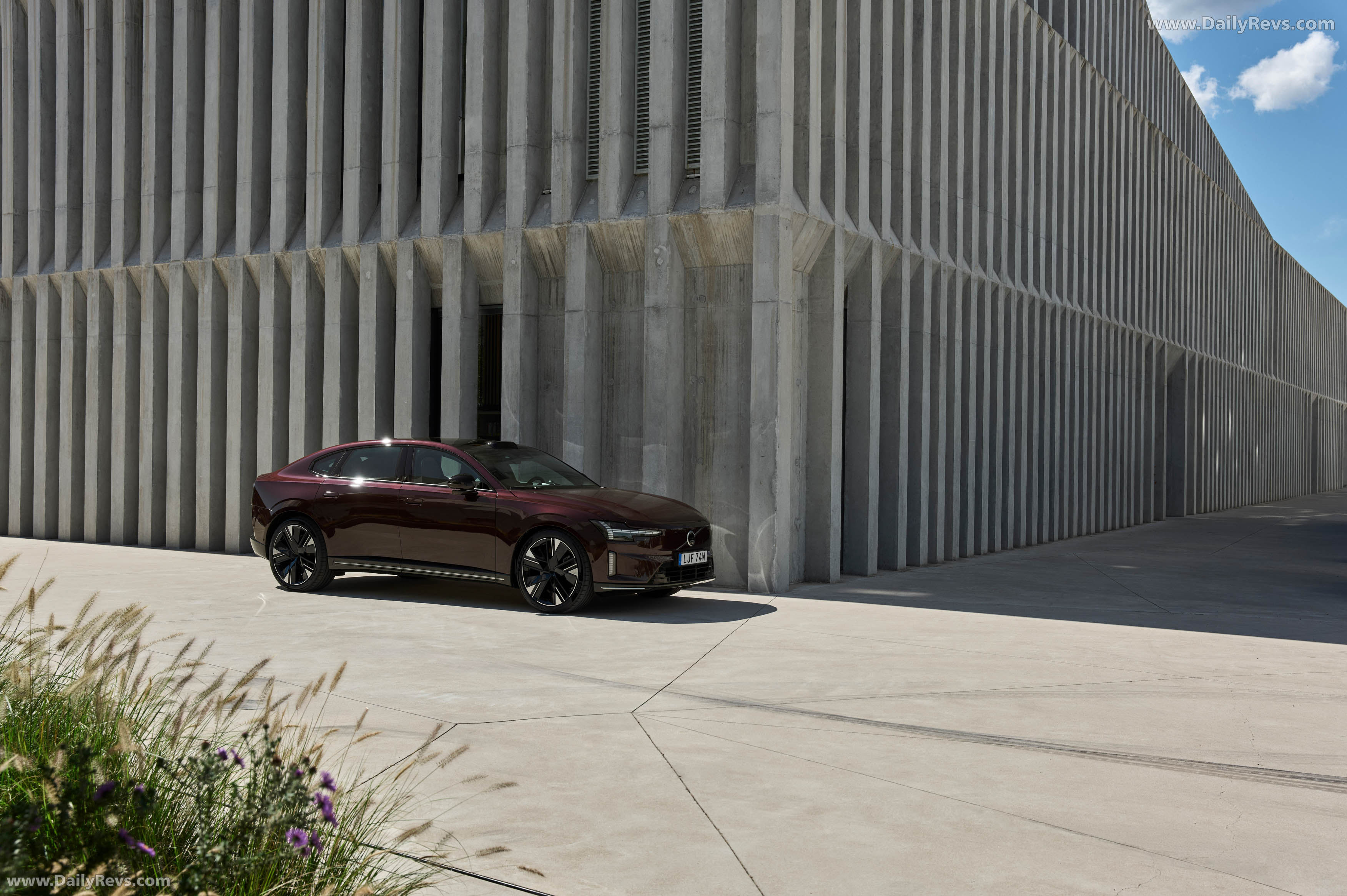 2026 Volvo ES90 Mulberry Red Side View