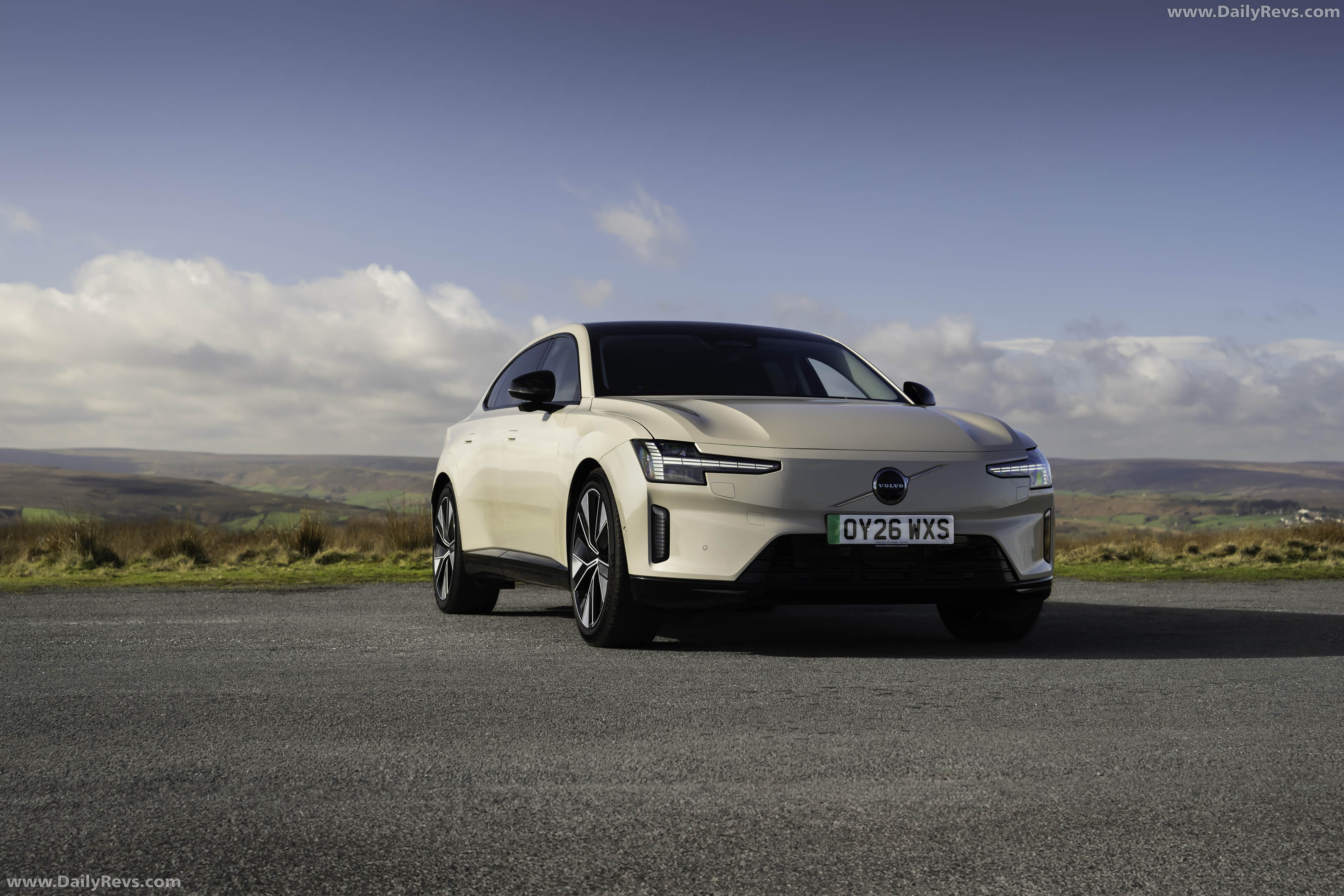 2026 Volvo ES90 UK Version Front View