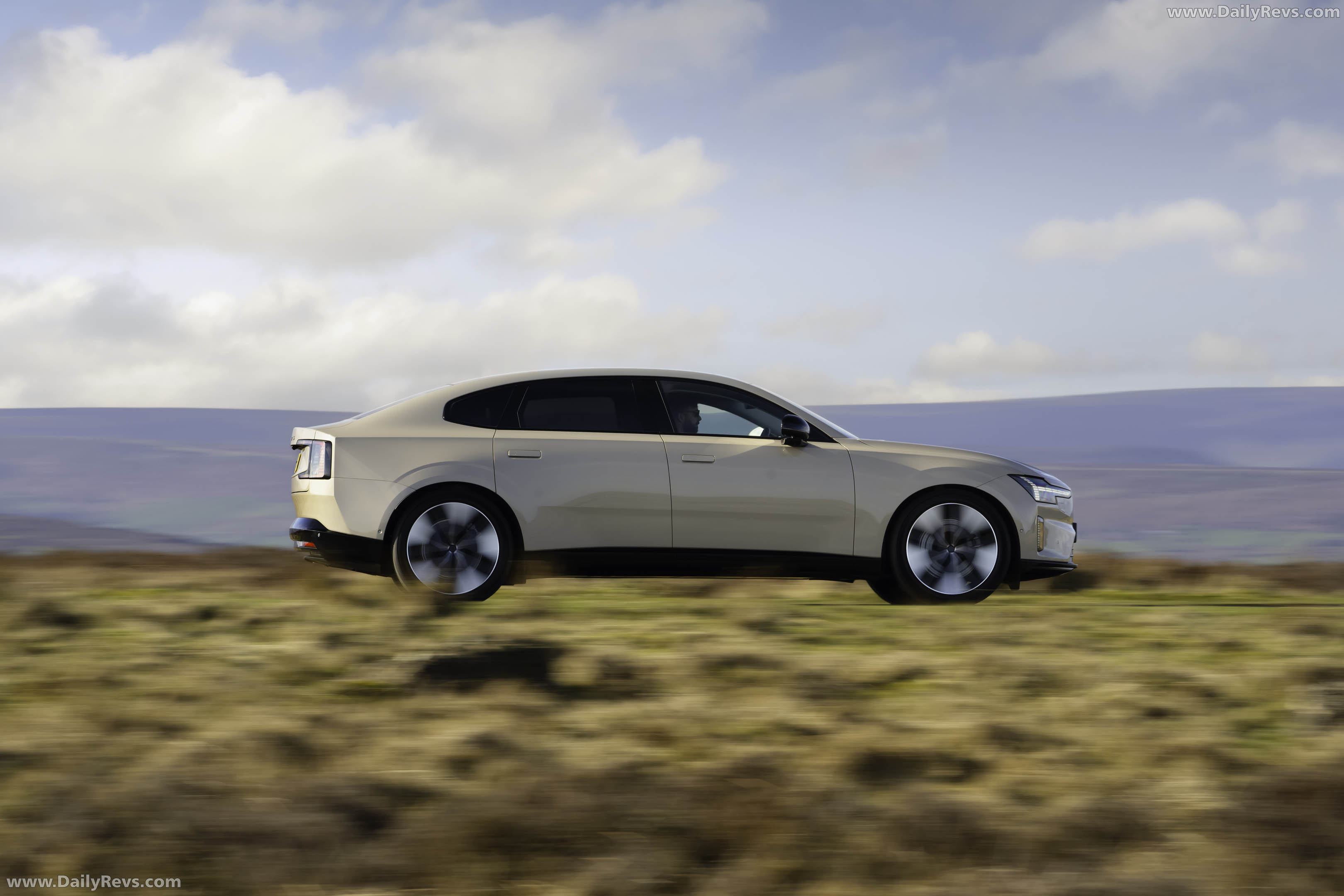 2026 Volvo ES90 UK Version Side View