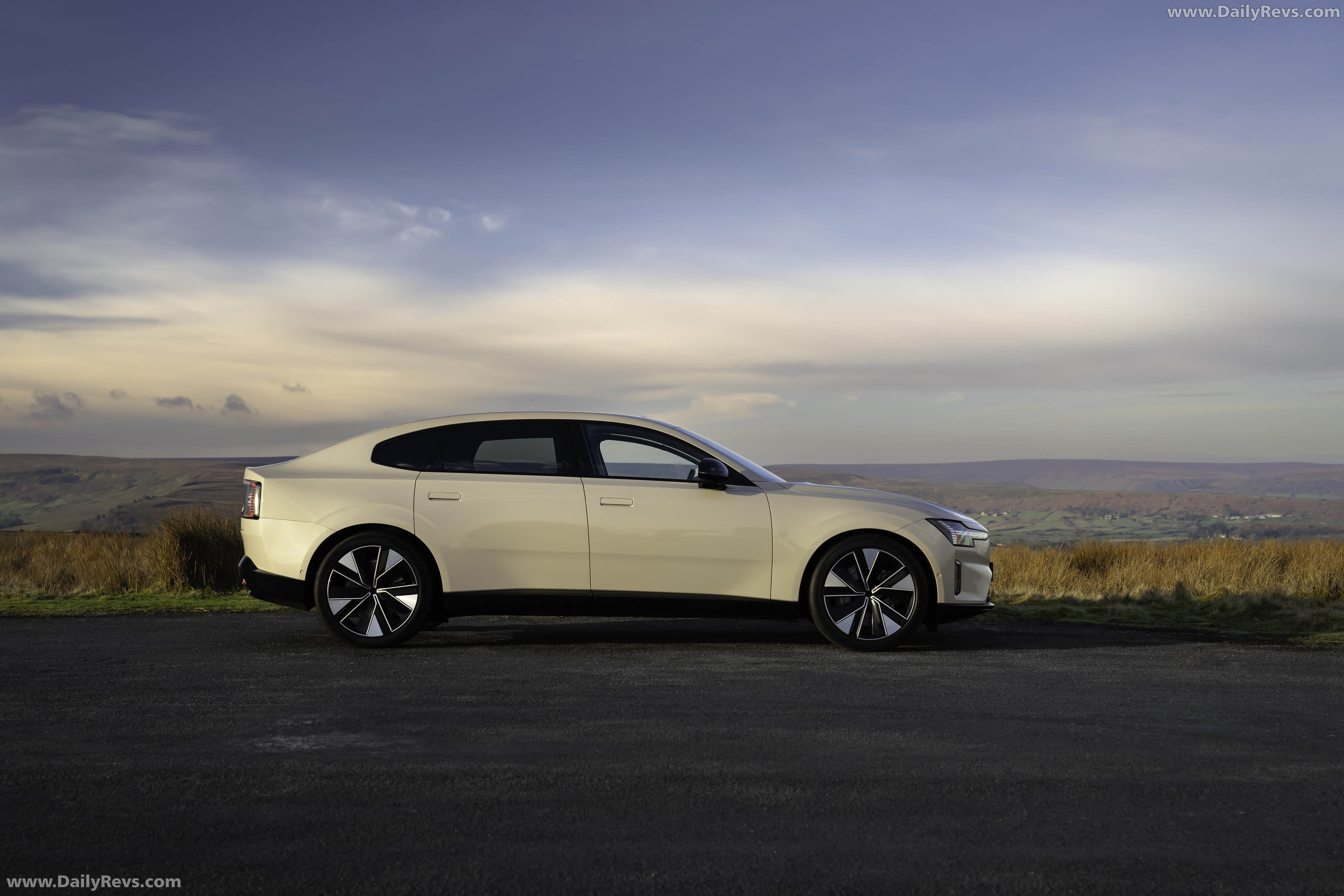 2026 Volvo ES90 UK Version Side View