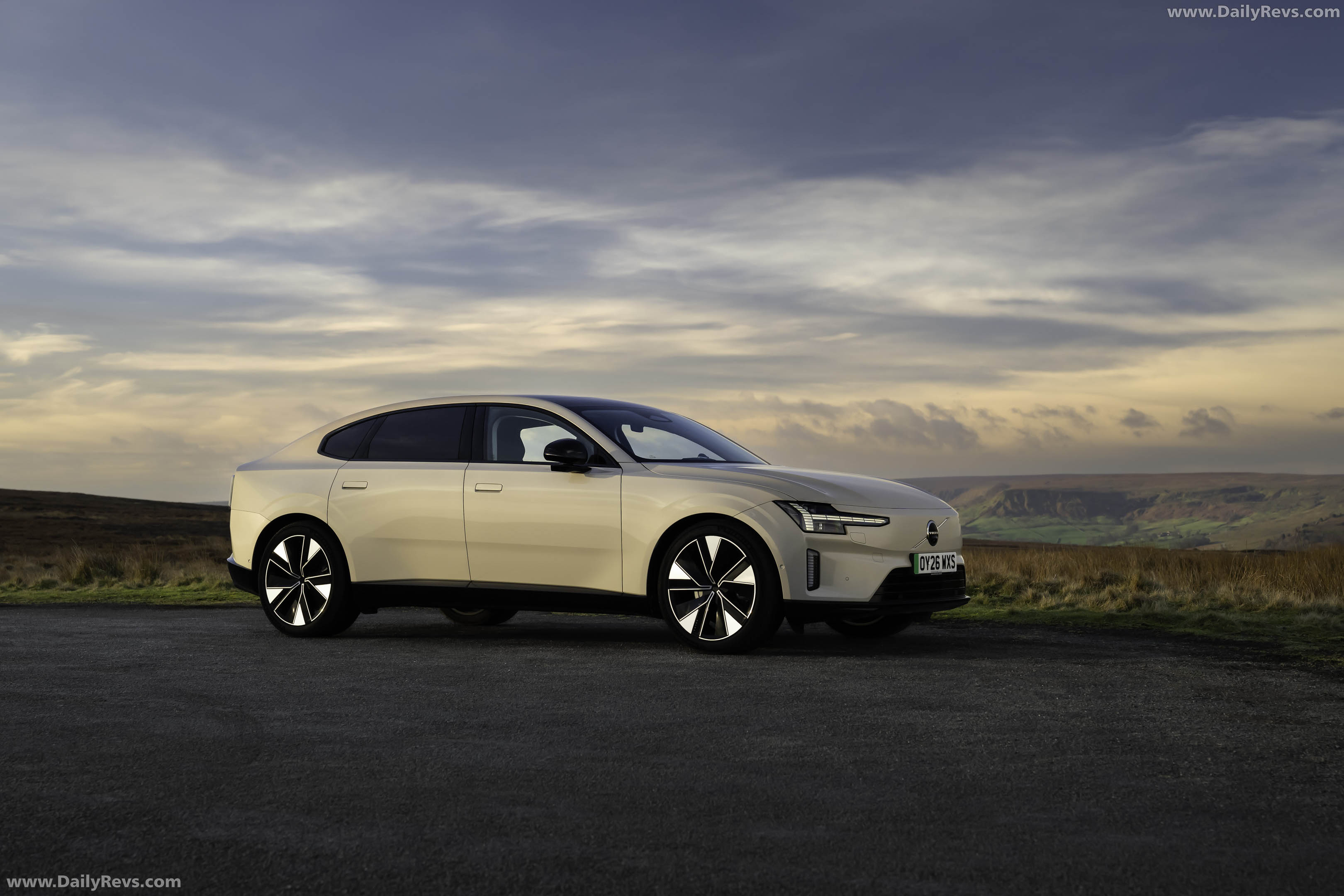 2026 Volvo ES90 UK Version Side View