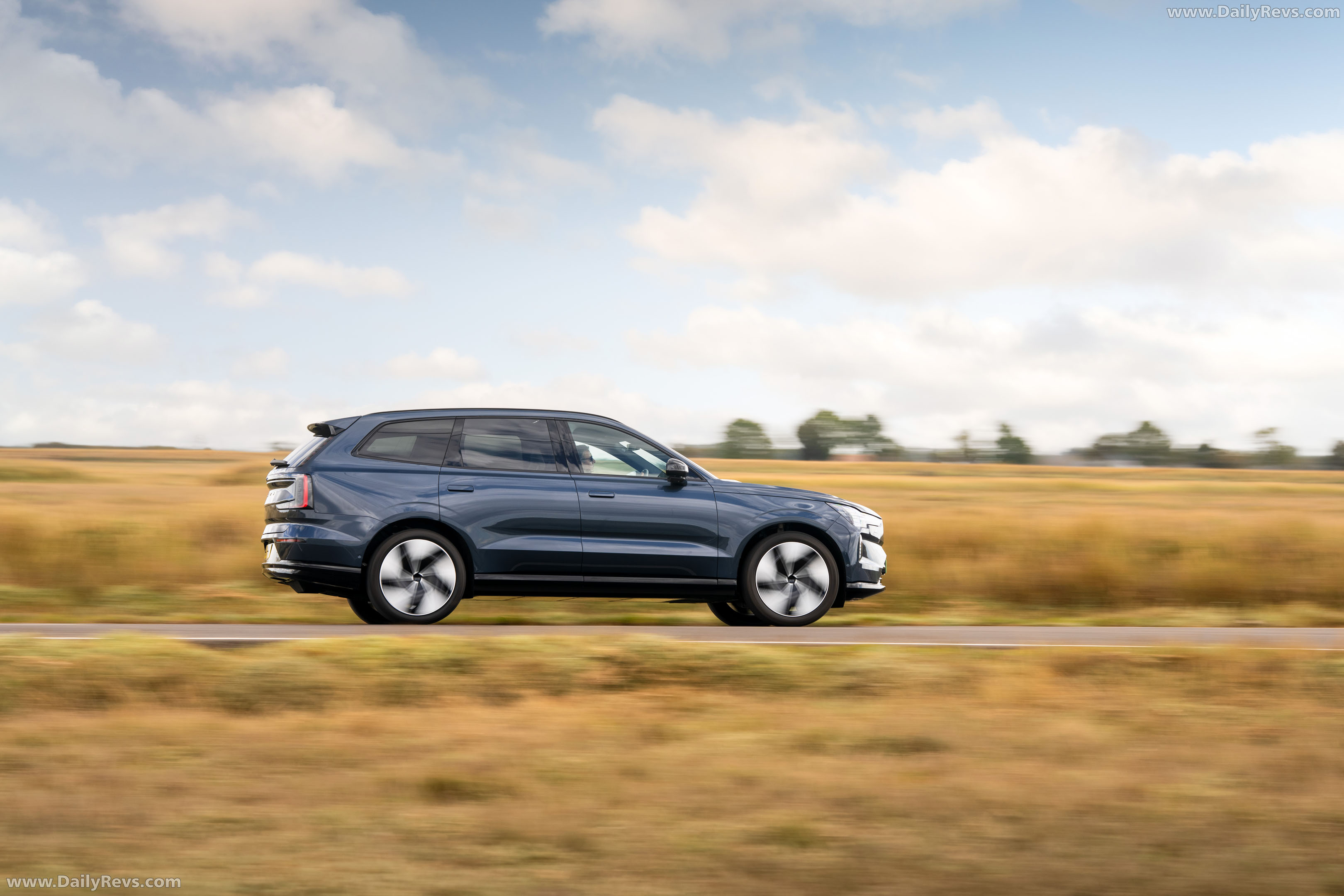2027 Volvo EX90 UK Version Side View