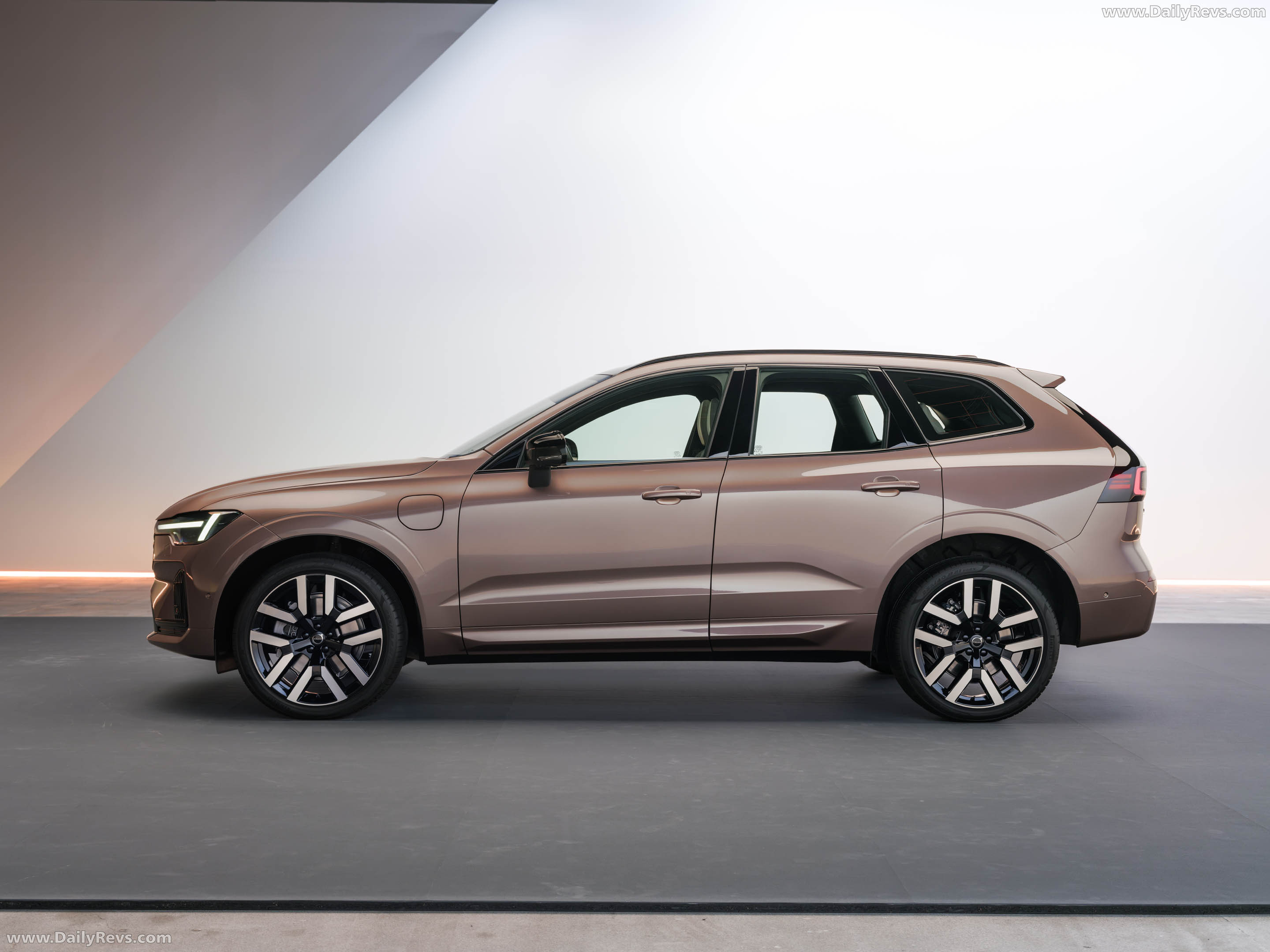 2027 Volvo XC60 Side View