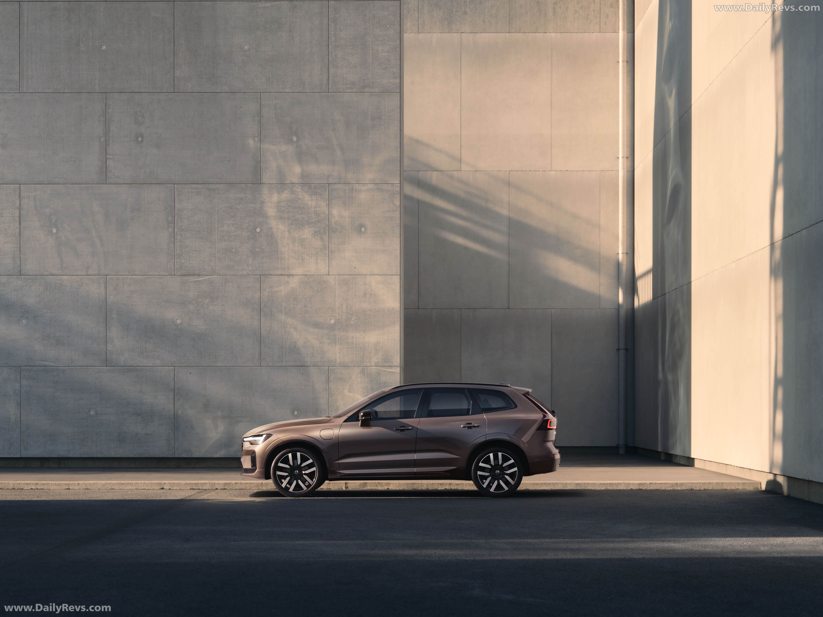 2027 Volvo XC60 Side View
