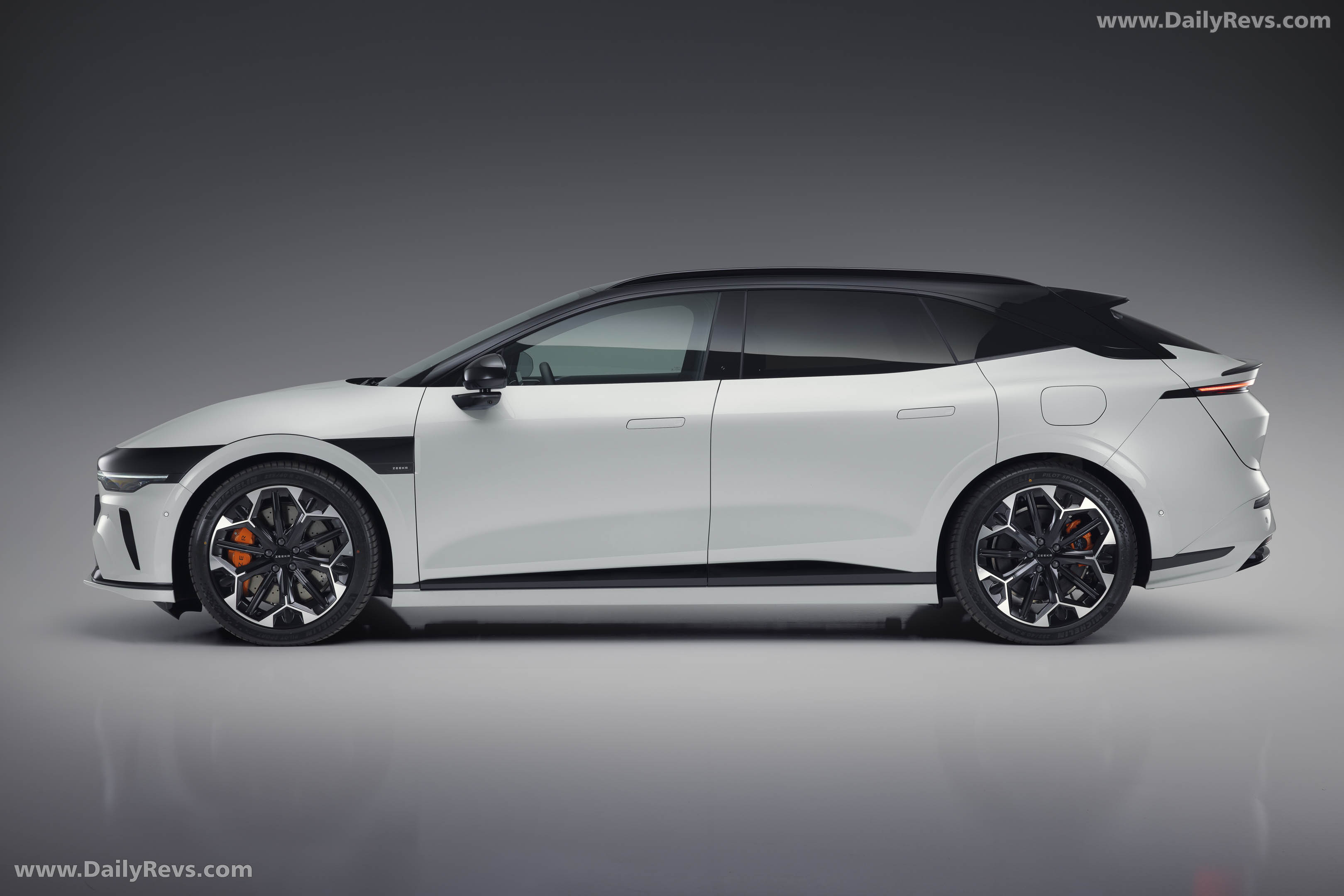 2027 Zeekr 7GT Side View