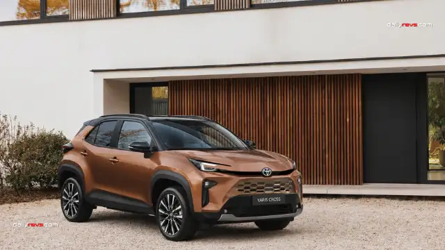2027 Toyota Yaris Cross Facelift – Bronze Hammerhead Design Concept 2027 Toyota Yaris Cross facelift concept in metallic bronze, showing its Hammerhead-inspired LED headlights, body-coloured honeycomb grille, black roof and alloy wheels from the front three-quarter angle.